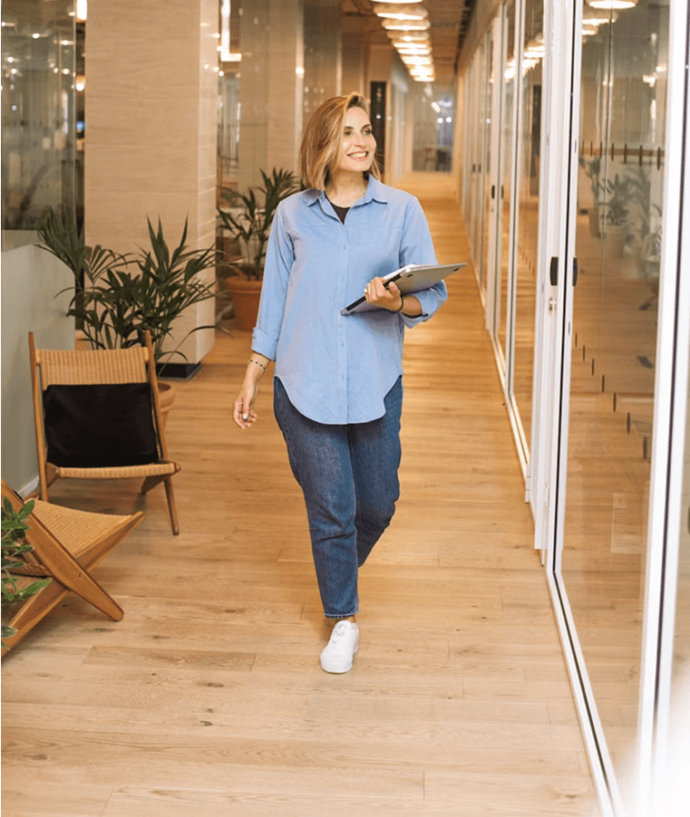 Femme se préparant à rencontrer un client, photo pour la page contact